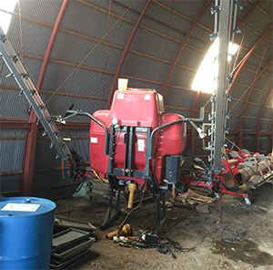 倉庫の中の農機具